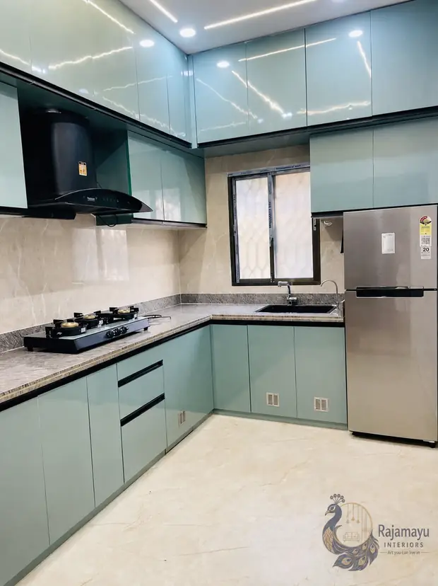 Kitchen with tall unit and appliance bay by Rajamayu Interiors