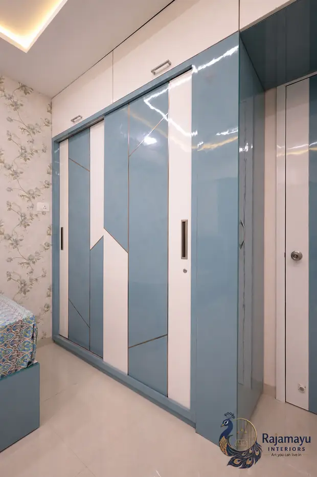 Sliding wardrobe in glass and blue by Rajamayu Interiors