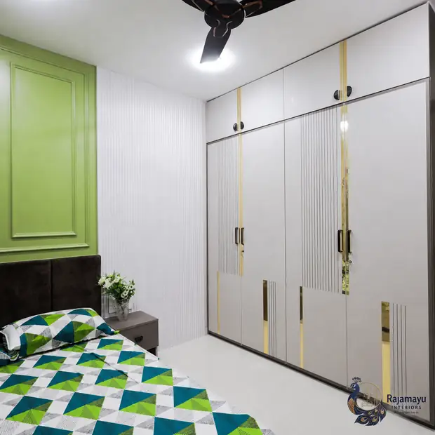 Sliding wardrobe with etched glass by Rajamayu Interiors